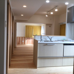 Inspiration för ett orientaliskt vit linjärt vitt skafferi, med beige stänkskydd, mellanmörkt trägolv och en köksö