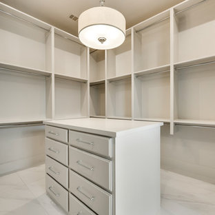 Idéer för stora funkis walk-in-closets för könsneutrala, med luckor med lamellpanel, vita skåp, marmorgolv och vitt golv