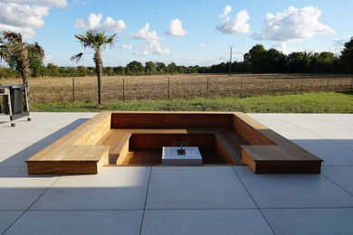 Diseño de terraza planta baja contemporánea de tamaño medio sin cubierta con brasero y barandilla de madera