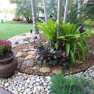 Eklektischer Garten mit Flusssteinen in Miami