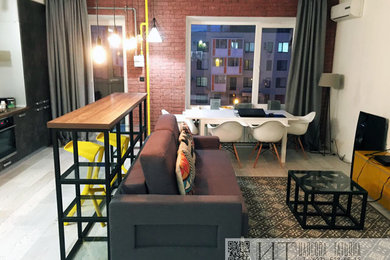 Imagen de salón urbano de tamaño medio sin chimenea con paredes blancas y suelo de madera en tonos medios