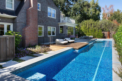 Ejemplo de piscina alargada grande rectangular en patio trasero