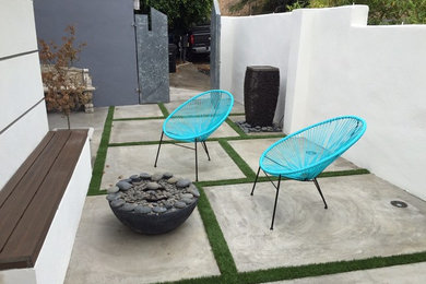 Example of a mid-sized minimalist side yard patio design in Los Angeles with decking