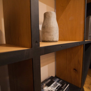 マンチェスターの大きいモダンスタイルのおしゃれなホームオフィス・仕事部屋 (木材の暖炉まわり) の写真