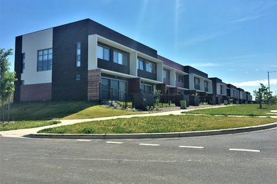 Photo of a modern home design in Canberra - Queanbeyan.