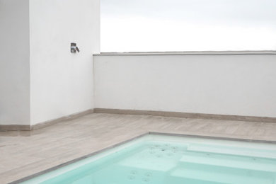 Imagen de piscina minimalista grande