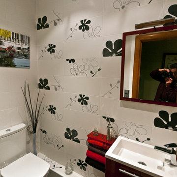 Un baño pequeño bien decorado