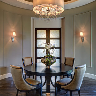 デトロイトの中サイズのトランジショナルスタイルのLDKの画像 (グレーの壁、濃色無垢フローリング、暖炉なし、茶色い床)