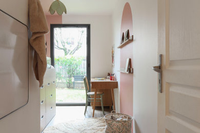 Inspiration for a small scandinavian kids' room for kids 4-10 years old in Paris with pink walls.