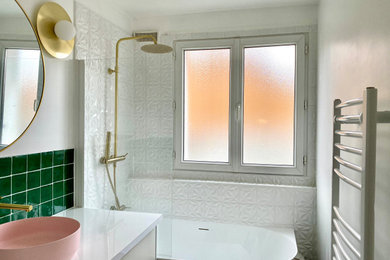 Diseño de cuarto de baño ecléctico con combinación de ducha y bañera