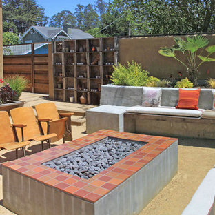 サンフランシスコの大きい地中海スタイルのおしゃれな裏庭のテラス (真砂土舗装、日よけなし、ファイヤーピット) の写真