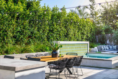 Inspiration for a transitional landscaping in Orange County.