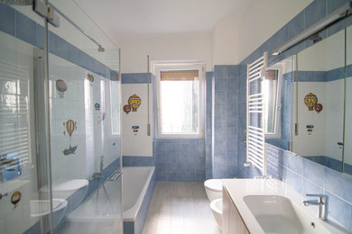 ミラノにあるモダンスタイルのおしゃれな浴室の写真