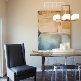 シーダーラピッズの小さいモダンスタイルのLDKの画像 (黒い壁、濃色無垢フローリング、暖炉なし)