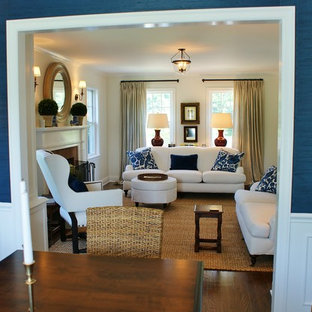 Свежая идея для дизайна: гостиная-столовая среднего размера в морском стиле с синими стенами, темным паркетным полом и стандартным камином - отличное фото интерьера