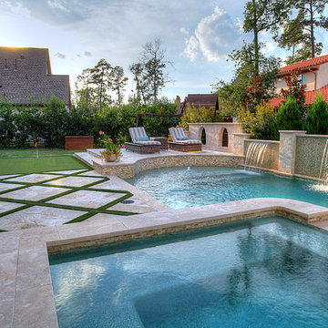 Lovely pool with Putting Green
