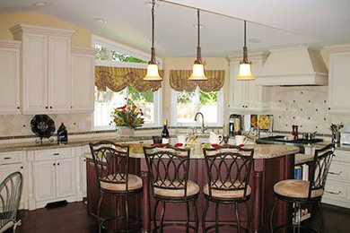 Kitchen - traditional kitchen idea in San Francisco