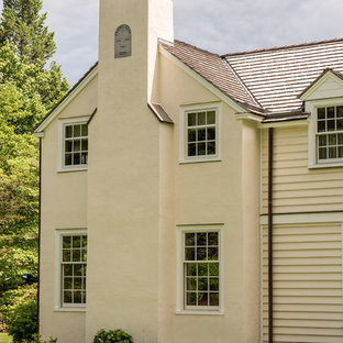Mittelgroßes, Zweistöckiges, Beigefarbenes Klassisches Einfamilienhaus mit Faserzement-Fassade, Satteldach und Schindeldach in Philadelphia