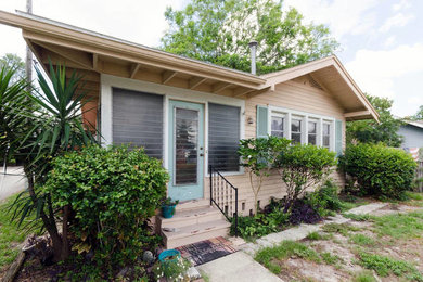 Example of an arts and crafts home design design in Tampa