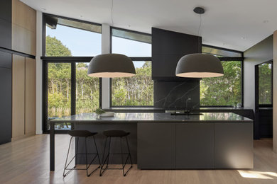 Inspiration for a modern kitchen remodel in Montreal