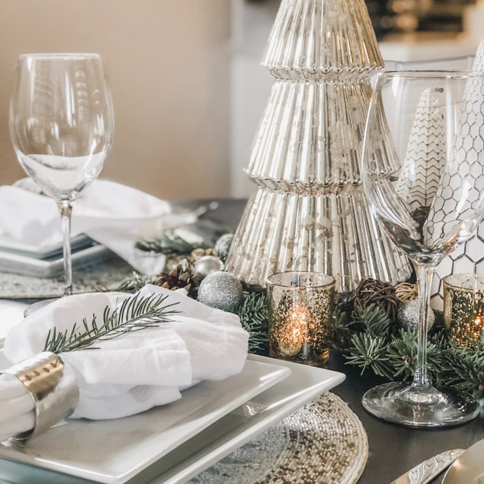 SIMPLE HOLIDAY TABLE SETTINGS