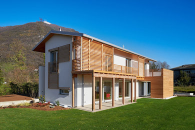Idee per la villa bianca contemporanea a due piani di medie dimensioni con rivestimenti misti, tetto a capanna e copertura in tegole