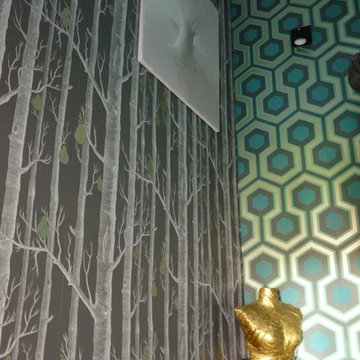 Déco atypique pour une cage d'escalier et palier