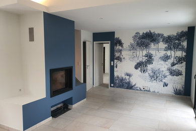 Idées déco pour une salle de séjour bord de mer de taille moyenne et ouverte avec un mur bleu, une cheminée standard, un téléviseur fixé au mur, un plafond décaissé et du papier peint.