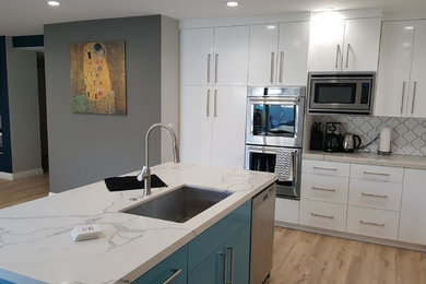 Kitchen photo in Los Angeles