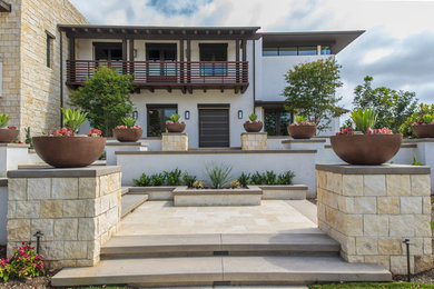 Inspiration for a contemporary entrance in Orange County.