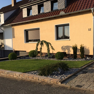 Moderner Vorgarten mit Kiesbeet