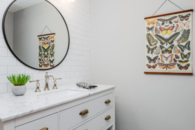 エドモントンにあるトラディショナルスタイルのおしゃれな浴室の写真