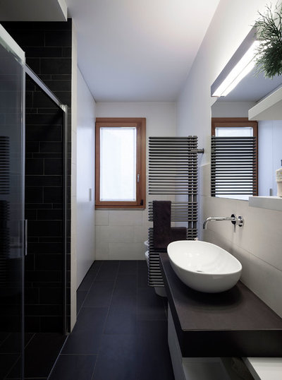 Сучасна ванна кімната від EXiT architetti associati