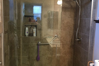 Foto di una stanza da bagno padronale tradizionale di medie dimensioni con doccia alcova, piastrelle marroni, piastrelle in gres porcellanato e porta doccia scorrevole