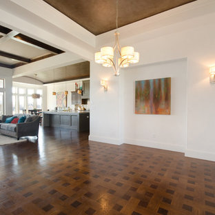 ウィチタの中サイズのコンテンポラリースタイルのLDKの画像 (白い壁、無垢フローリング)