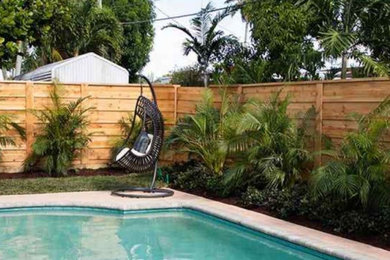 Imagen de piscina moderna rectangular en patio trasero con privacidad
