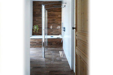 Diseño de cuarto de baño principal minimalista de tamaño medio con bañera encastrada sin remate, ducha a ras de suelo, baldosas y/o azulejos blancos, paredes marrones y suelo marrón