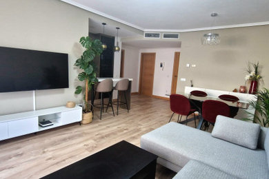 Imagen de salón abierto actual de tamaño medio con paredes marrones, suelo de baldosas de cerámica y televisor colgado en la pared