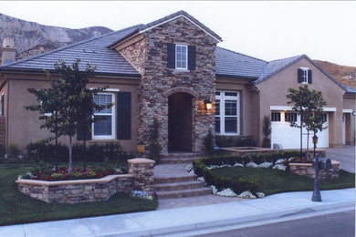 Inspiration for a traditional exterior in Los Angeles.