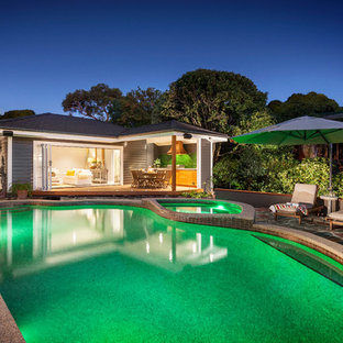 Mittelgroßer Maritimer Pool hinter dem Haus in individueller Form mit Natursteinplatten und Poolhaus in Melbourne
