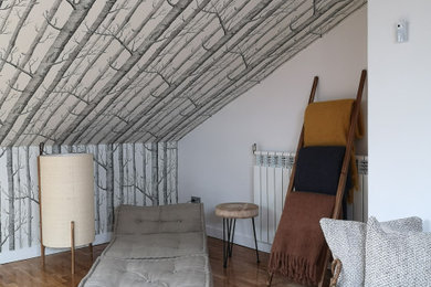 Foto de sala de estar con biblioteca abierta escandinava sin televisor con suelo de madera clara, papel pintado y alfombra