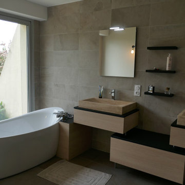 Salle de bain parentale, baignoire, double vasque à poser