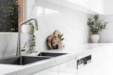 Kitchen - modern kitchen idea in San Francisco