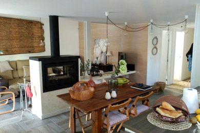 Modelo de comedor de estilo de casa de campo de tamaño medio abierto con paredes multicolor y chimenea de doble cara
