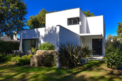 Cette image montre une façade de maison design.