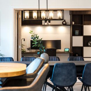 Esempio di una sala da pranzo design di medie dimensioni con pareti bianche, pavimento in vinile, stufa a legna, pavimento beige e pannellatura