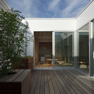 大阪のアジアンスタイルのおしゃれなデッキ (日よけなし) の写真