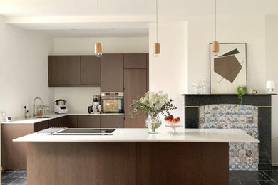 Exemple d'une grande cuisine encastrable chic en L fermée avec un évier encastré, un placard à porte affleurante, un plan de travail en granite, une crédence blanche, une crédence en granite, tomettes au sol, îlot, un sol bleu et un plan de travail blanc.