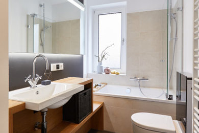 Mittelgroßes Modernes Duschbad mit offenen Schränken, hellbraunen Holzschränken, Einbaubadewanne, Duschbadewanne, Wandtoilette, beigen Fliesen, Keramikfliesen, schwarzer Wandfarbe, Schieferboden, Einbauwaschbecken, schwarzem Boden, Falttür-Duschabtrennung, brauner Waschtischplatte, Waschtisch aus Holz, Einzelwaschbecken und schwebendem Waschtisch in Hannover
