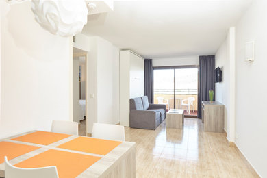 Ejemplo de salón tipo loft costero de tamaño medio